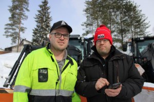 Juhani ja Jani Pentikäinen tutkivat N175 Versun tietoja kännykän ruudulta Valtra Connect-etäseurannan avulla.