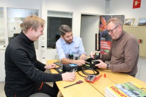 Harri Tiainen, Sam Hardy-Linna ja Yrjö Ruotsalainen ovat osa uutta, Tourukeskuksessa toimivaa Smart AG -tiimiä, joka kehittää asiakkaita palvelevia tuotteita nopeasti.