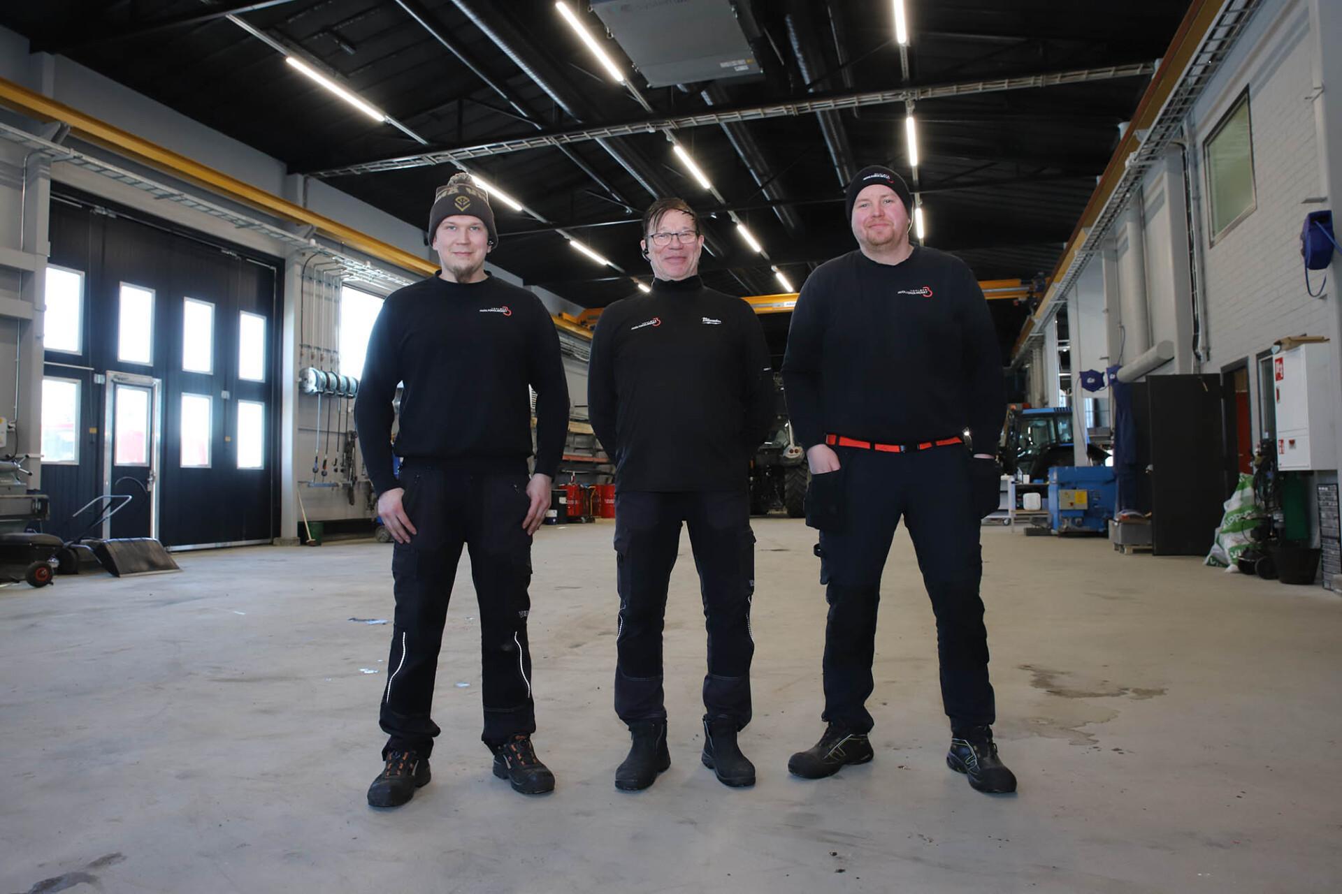 Huoltokolmosten yrittäjät Antti ja Heikki Marin sekä Jarkko Pitkänen avasivat Kiuruvedelle uuden ison ja modernin huollon, joka parantaa seudun traktoriasiakkaiden palvelua huomattavasti.