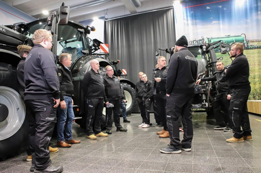 Koneurakointi Karvolan koko henkilöstö tuli hakemaan neljää uutta Q285-traktoria Suolahden tehtaalta. Samalla käytiin tietysti tutustumassa itse tehtaaseen.