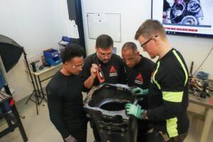 Wellington dos Santos, Carlos Vieira ja Michel da Silva AGCO Reman Brasiliasta opettelivat vaihteiston uudelleenvalmistusta Suomessa. Kouluttajana Kari Pitkänen AGCO Reman Suolahdesta.