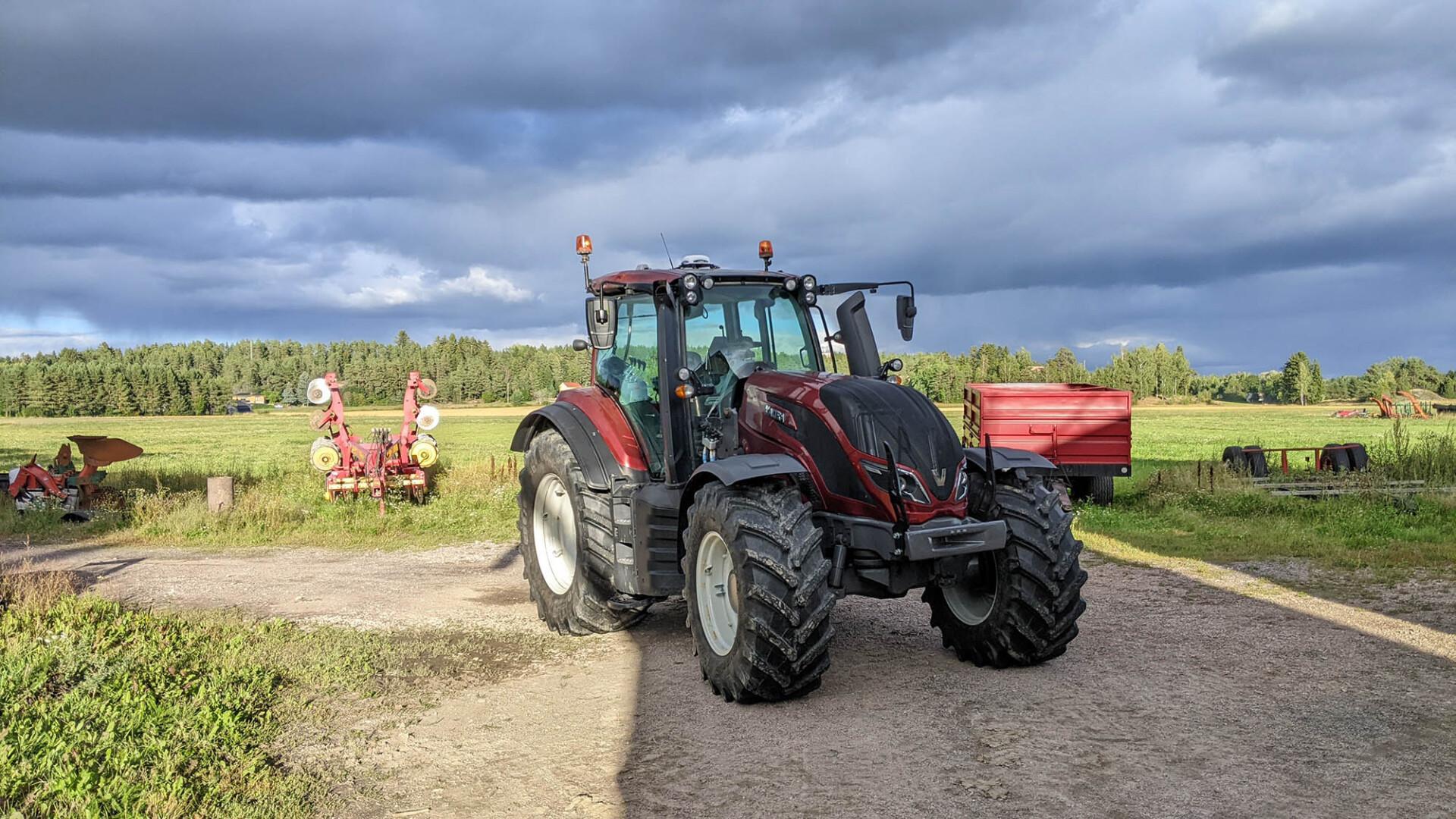 Trimblen tuotteet ovat myynnissä niissä AGCO Suomen myymälöissä, joissa toimii myöskin AGCO Suomen oma huolto, eli Jyväskylässä, Espoossa, Kouvolassa, Kempeleessä, Pirkkalassa, Seinäjoella ja Turussa.