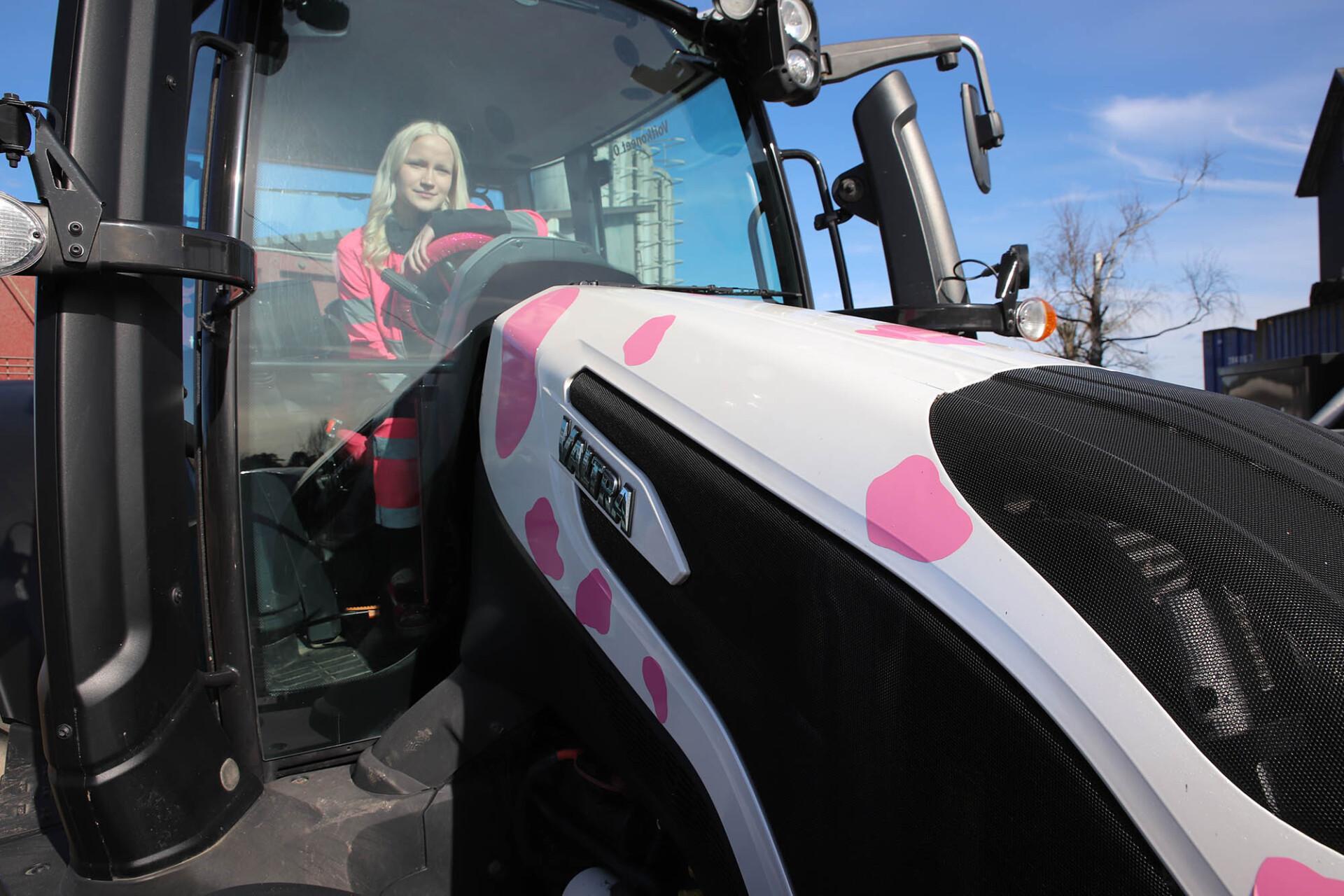 Venla Välilä on tuunannut Valtra G125 Versu -traktoriinsa esimerkiksi vaaleanpunaisen lehmäkuvioinnin tarroilla, verhoillut istuimen vaaleanpunaiseksi ja tietysti myös monet muut yksityiskohdat ratinsuojasta alkaen ovat vaalean­punaisia.