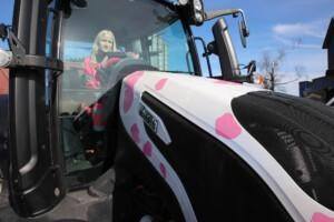 Venla Välilä on tuunannut Valtra G125 Versu -traktoriinsa esimerkiksi vaaleanpunaisen lehmäkuvioinnin tarroilla, verhoillut istuimen vaaleanpunaiseksi ja tietysti myös monet muut yksityiskohdat ratinsuojasta alkaen ovat vaalean­punaisia.